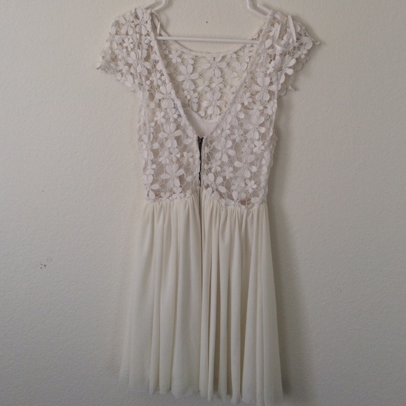 CROCHET FLOWER DETAIL DRESS // SABO SKIRT - Picture 2 of 3