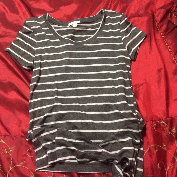 grey striped scoop neck shirt