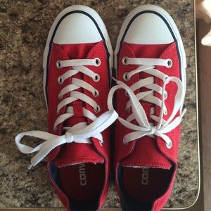 Size 7 in women's Converse Shoe's.