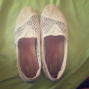 BRAND NEW Cream Lace Toms