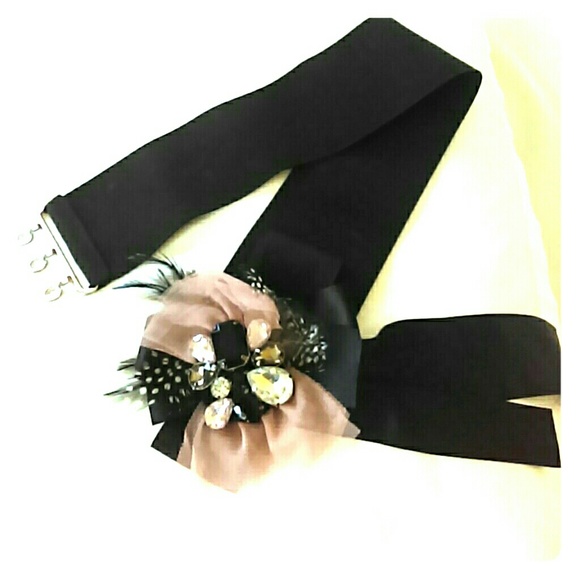 ❎SOLD❎Bebe belt with feathers and big rhinestones.