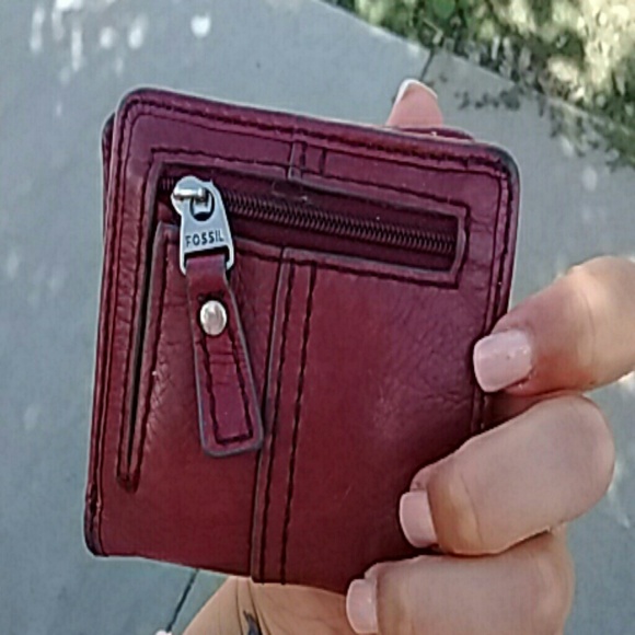 Red Authentic  Fossil Leather Wallet - Picture 2 of 4