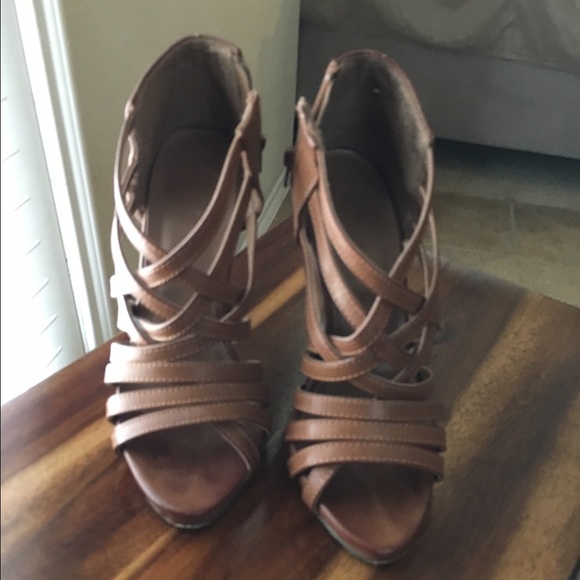 Tan heels - Picture 2 of 2