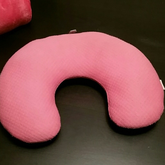 Final markdown travel blanket and pillow - Picture 2 of 3