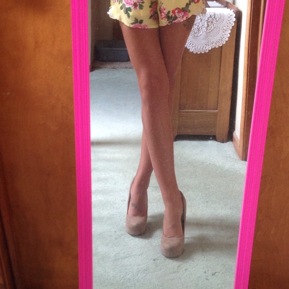 Tan suede pumps with gold stiletto heel - Picture 2 of 4