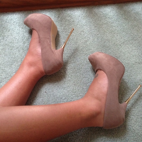 Tan suede pumps with gold stiletto heel - Picture 3 of 4