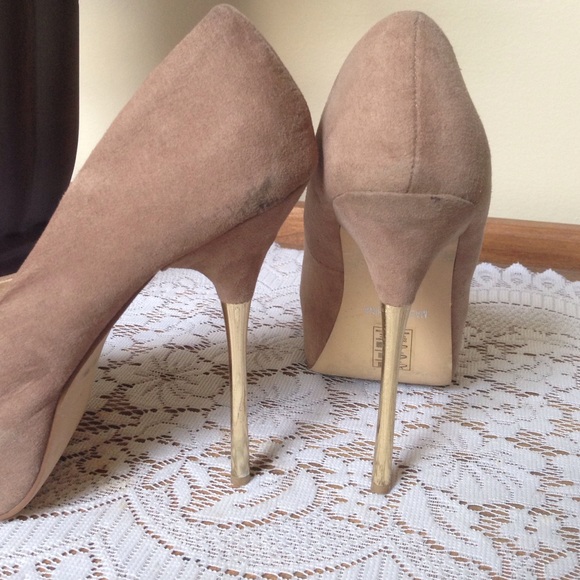 Tan suede pumps with gold stiletto heel - Picture 4 of 4
