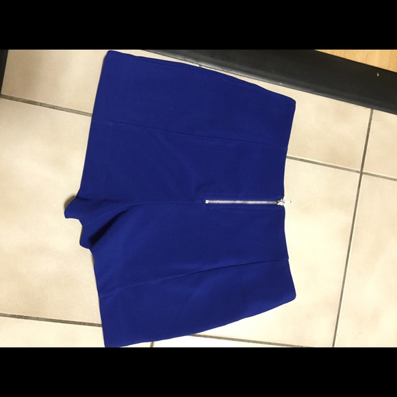 Shorts - Picture 3 of 4