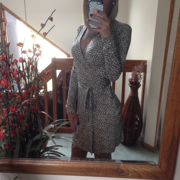 Light tan & black wrap dress 🌹 - Picture 2 of 4