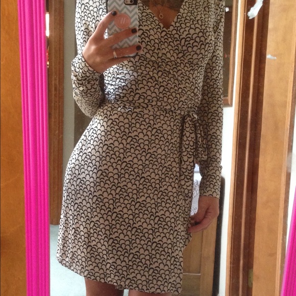 Light tan & black wrap dress 🌹 - Picture 3 of 4