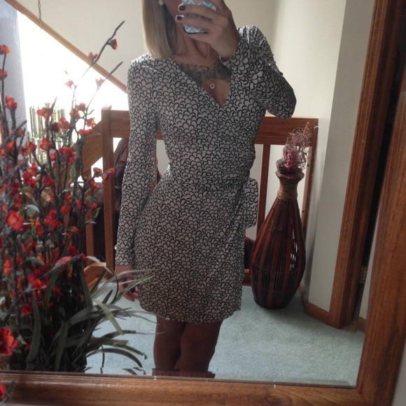 Light tan & black wrap dress 🌹 - Picture 4 of 4