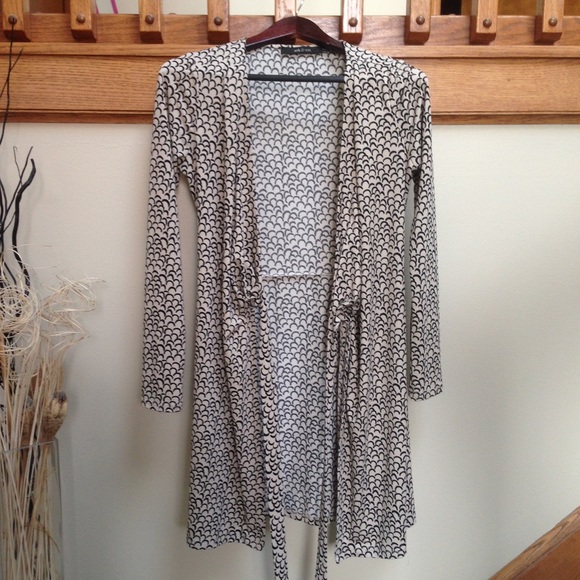 More pictures! --- Wrap Dress🌹 - Picture 3 of 4