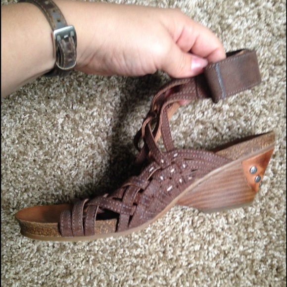 Brown leather straps sandals with wooden heel