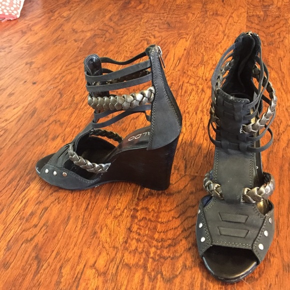 Like new Aldo cage-style sandal