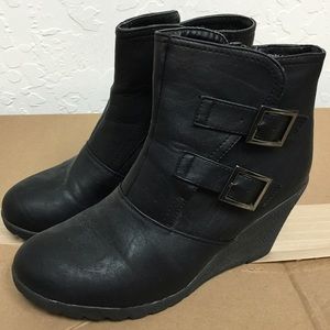 Black wedge boots