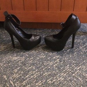 CLASSY BLACK ANKLE STRAP HEELS SIZE6.5