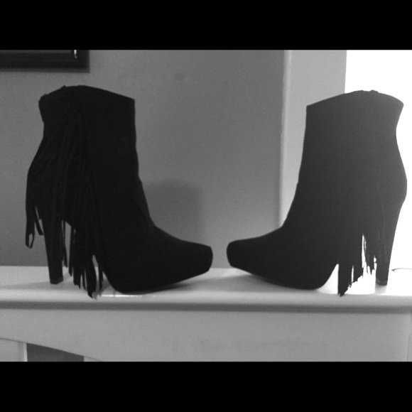 NEW BEBE Suede Fringe Booties w/platform ! Sz:8
