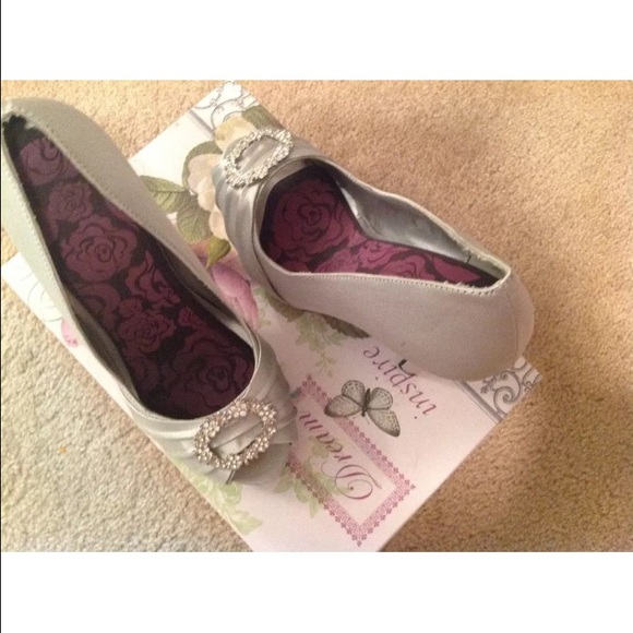 Silver Dyables brand party/wedding peep toe pumps - Picture 1 of 4