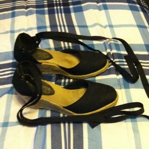 Wedge heel shoes with tie up straps. Very sexy!!