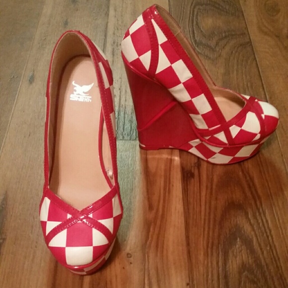 Red and white checkered wedges