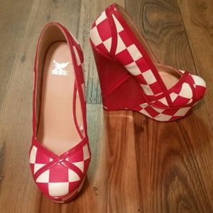 Red and white checkered wedges