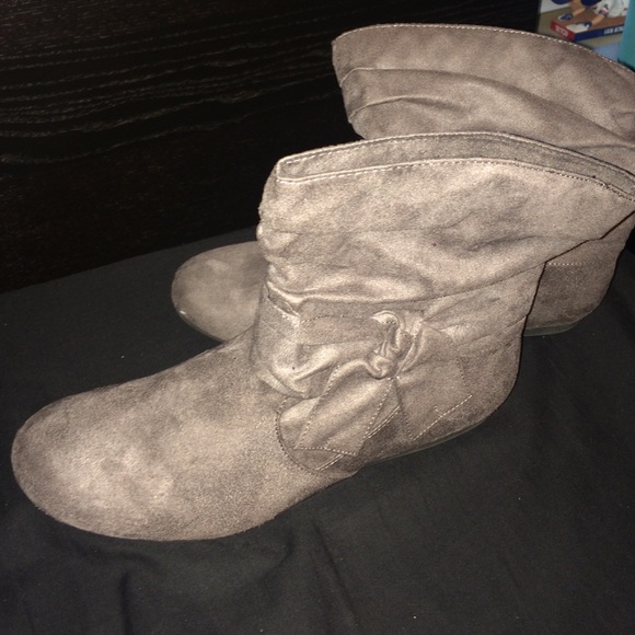 Short grey boots