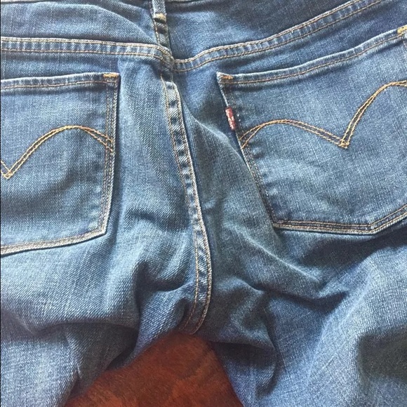 Women's Levis - Picture 4 of 4