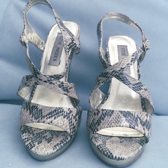 Slithering Gold Steve Madden Goddess Sandals RARE - Picture 2 of 2