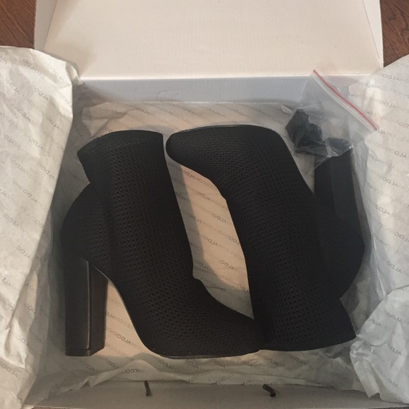 **SOLD**Mesh ankle high heeled boots! - Picture 4 of 4
