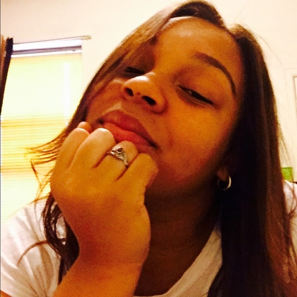 Meet your Posher, Alexis