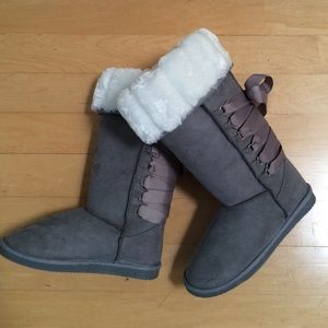NWT Ugg style faux suede boots