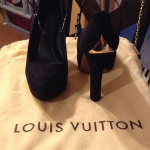 Louis Vuitton black Pumps SOLD!!!!
