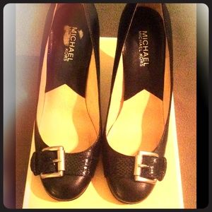 MICHAEL KORS PUMPS 8.5; FITS TRUE TO SIZE