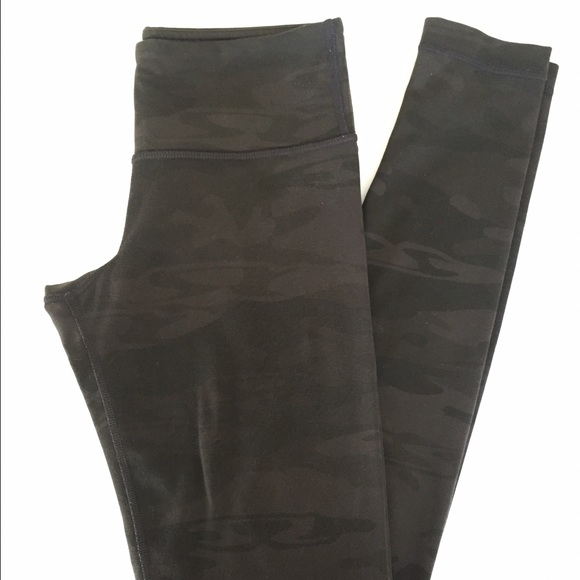 🕸SOLD🕸 Lululemon Camo wunder under
