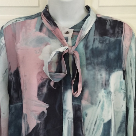 Beautiful silky blouse - Picture 3 of 3