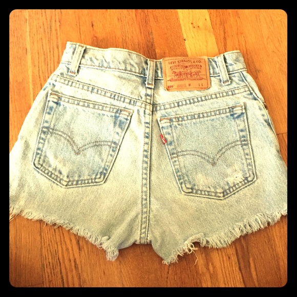 ❌SOLD ON MERC❌High waisted Levi's cut off shorts - Picture 1 of 4