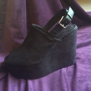 Black wedges