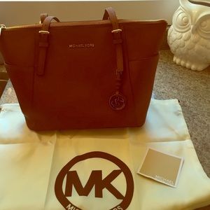 👜Michael Kors Jet Set Tote No Trades