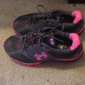 Women's size 8 under armour running shoes.
