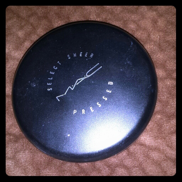 Mac pressed powder in nc35