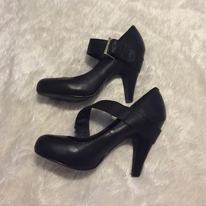 Bakers straps leather 4 1/2" heels