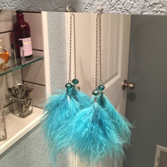 Feather earrings *free with 2+ bundle*