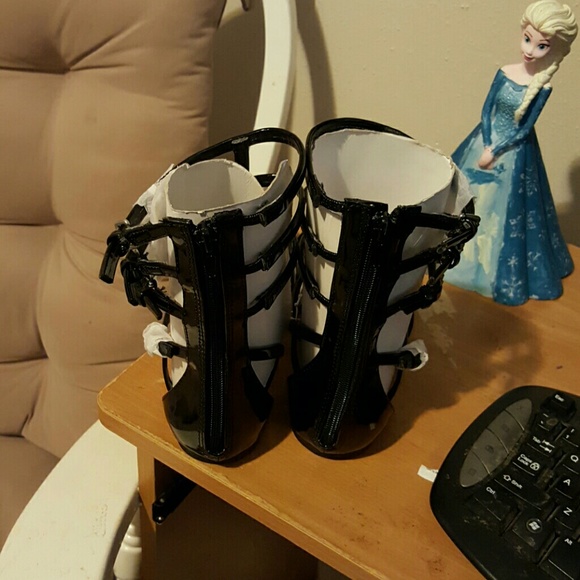 Sandal - Picture 2 of 3