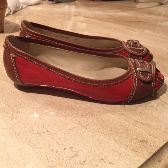 Open Toe Patent and Leather Flats - Picture 2 of 4