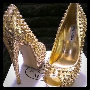 Never Worn Steve Madden Gold Peep Toe Studded Pump