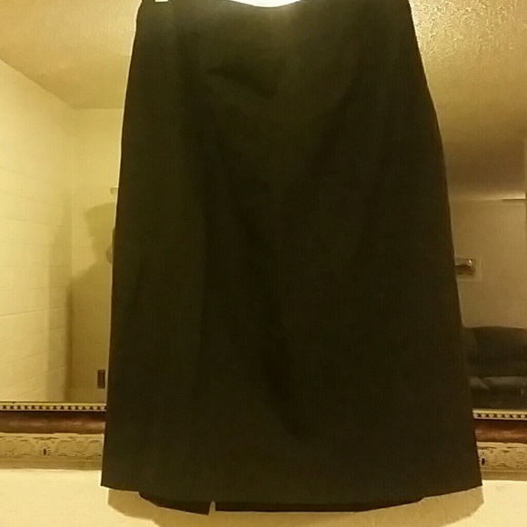 Sleek black pencil skirt - Picture 2 of 2