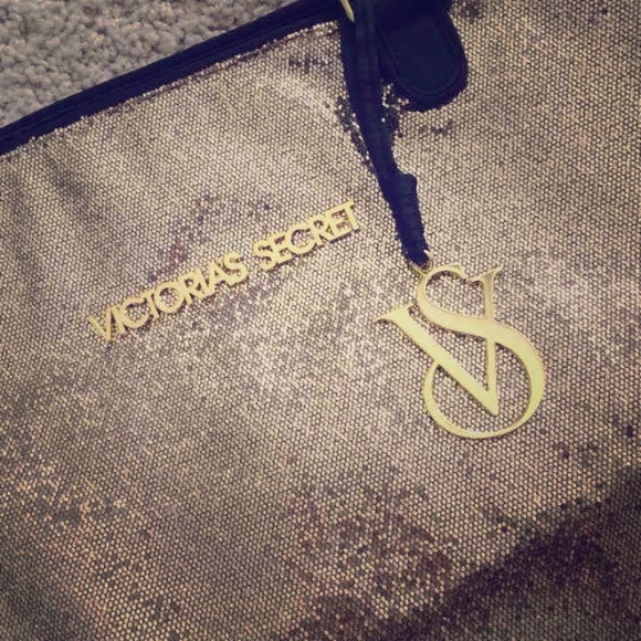 NWOT rare gold Victoria secret overnight bag - Picture 1 of 3