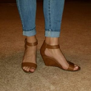 Brown angle strap wedge