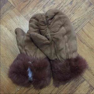 Brown winter gloves/mittens