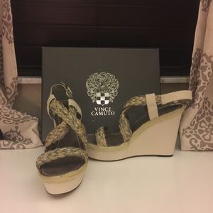 100% leather with rope. Like new. No scratches.